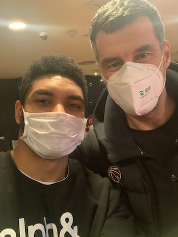 Freeman with Aviators coach Vlada Jovanovic, masked for the epidemic.